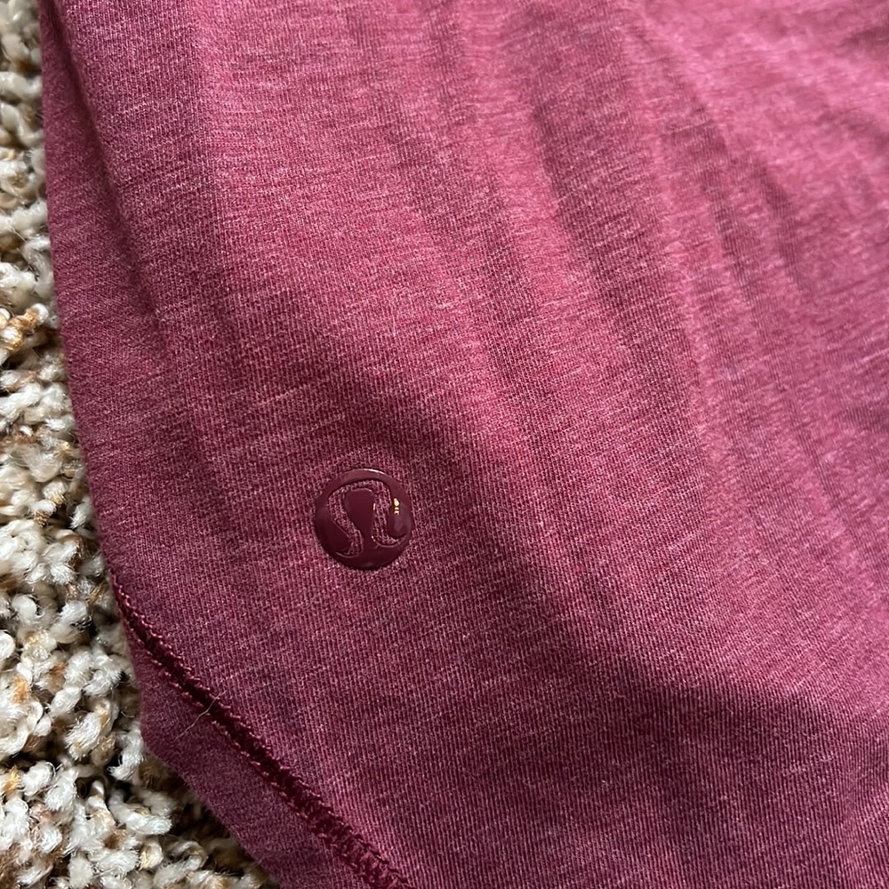 Woman’s Lululemon size 4 thumbhole long sleeve tee - Picture 3 of 3